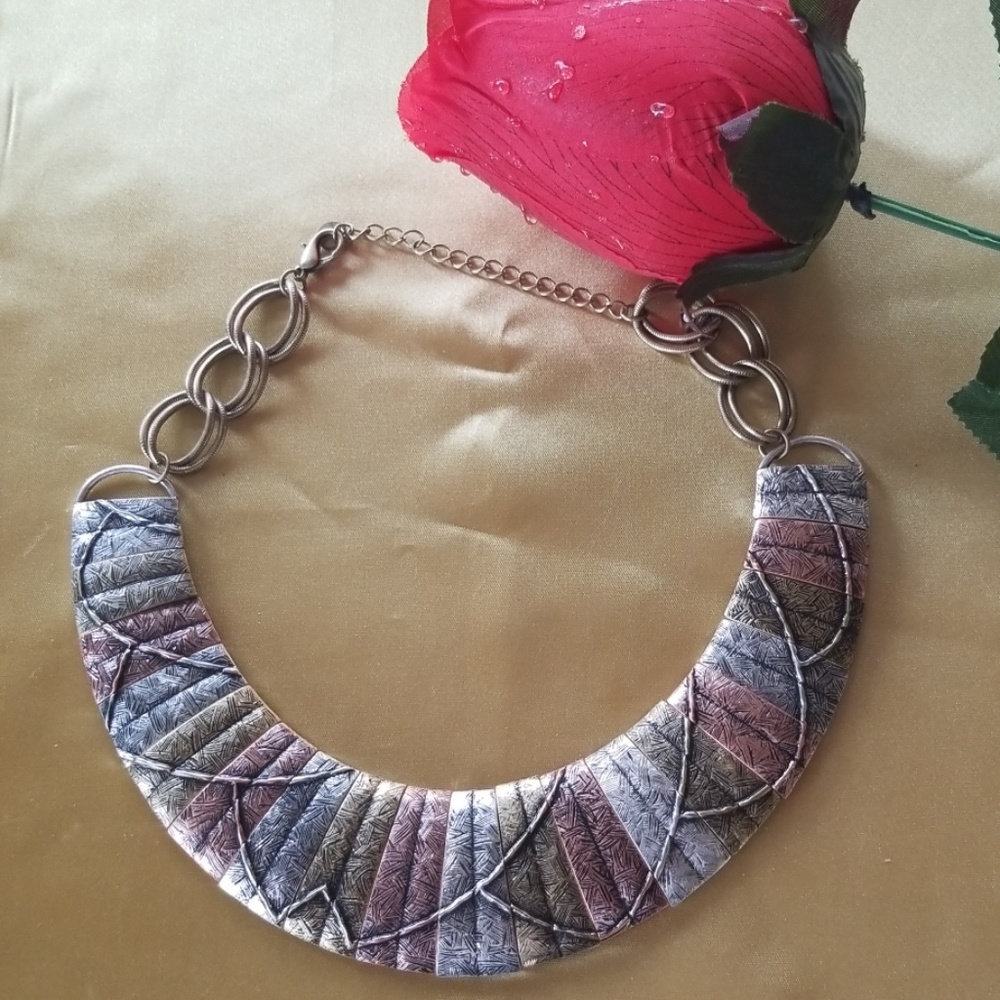 Brass color look necklace